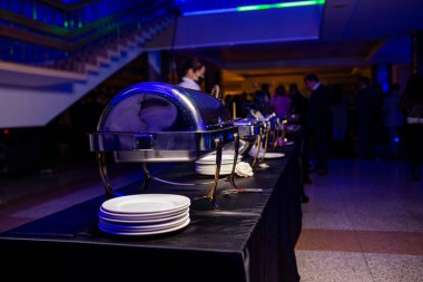 Etkinlik için metal marmitler.