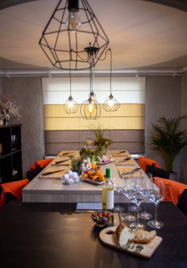 Mutfakta yemek yapmak için gerekli malzemeler.