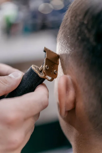 Hairdresser Trimmer His Hands Cuts Hair Young Man Background Barber — Foto de Stock