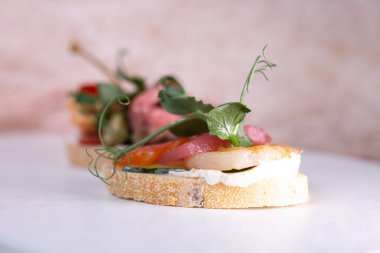 Karides ve kırmızı balıklı bruschetta..