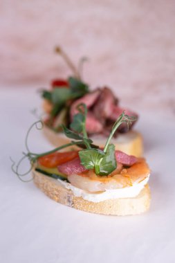 Karides ve kırmızı balıklı bruschetta..