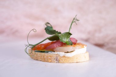 Karides ve peynirli bruschetta. Yakın plan..