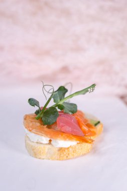 Karides ve süzme peynirli bruschetta..