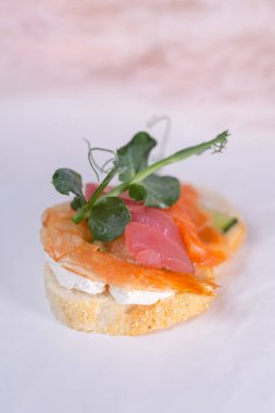 Karides ve peynirli bruschetta. Yakın plan..