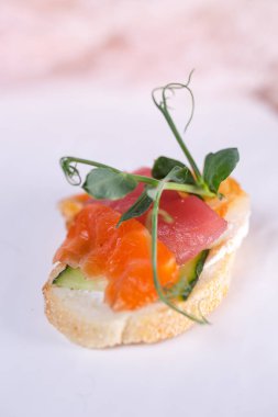 Karides ve peynirli bruschetta. Yakın plan..