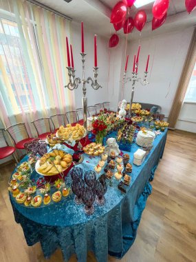 Etkinliğin yemek servisi. bruschetta masada..