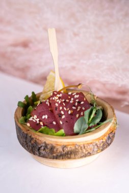 Ahşap bir rafta kırmızı balık dilimliyorum..