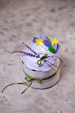 Renkli kremalı Paskalya pastası. Mutlu Paskalyalar.