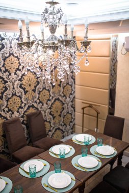 Masayı bir restoranın üst görünümünde ayarla.