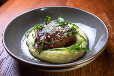 Etli pirzola ve bitkilerle patates püresi..