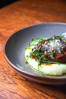 Etli pirzola ve bitkilerle patates püresi..