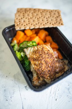Brokoli, havuç, sebze ve ekmek ile ızgara tavuk filetosu..