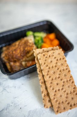 Ekmek ve diyet yiyecek bölümü. Tavuk ve sebzeli ekmek..