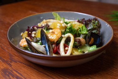 Deniz ürünleri, karides ve kalamar halkaları ile salata karışımı. Sağlıklı yemek..