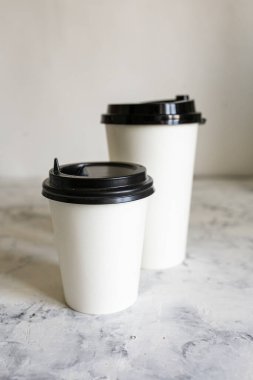 Kapaklı karton kahve fincanları. Çevre dostu sofra takımı