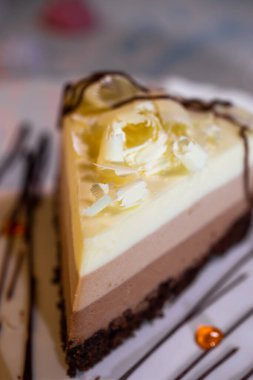 Üç çikolata katmanlı tatlı servisi.