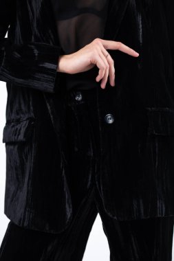 Kadın elleri siyah ceketin arka planında.