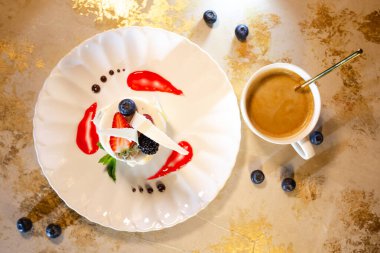 Beyaz tepside çilekli hindistan cevizi tatlısı..