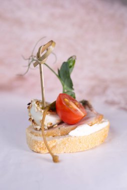 Yumurta, jambon, domates ve peynirli taze ekmek bruschetta.