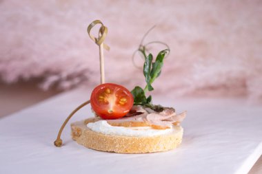 Yumurta, jambon, domates ve peynirli taze ekmek bruschetta.