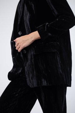 Siyah takım elbiseli, beyaz arka planda yüzü olmayan bir kız..