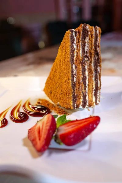 Çilekli tatlı pastası. Kapatın..