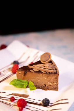 Çikolatalı tiramisu tatlısını yakın plan beyaz tabakta..