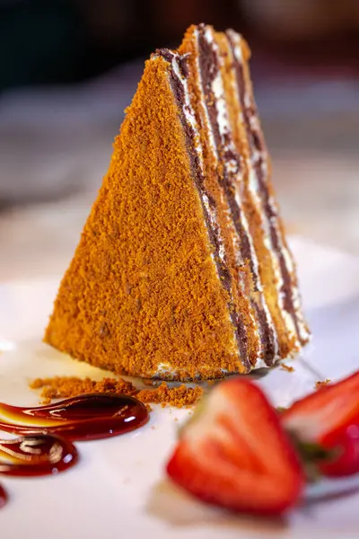 Çilekli tatlı pastası. Kapatın..