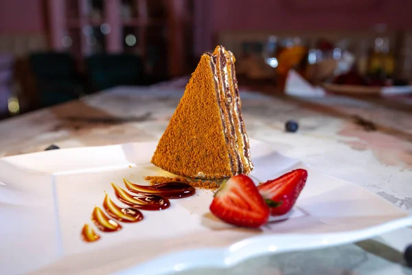 Çilekli tatlı pastası. Kapatın..