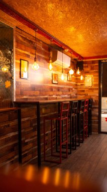 Yolda bir yol kafesinin içinde fast food atıştırmalığı..