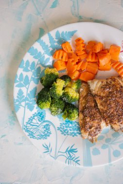 Arka planda sebzeli ızgara tavuk, üst manzara. sağlıklı yiyecekler.