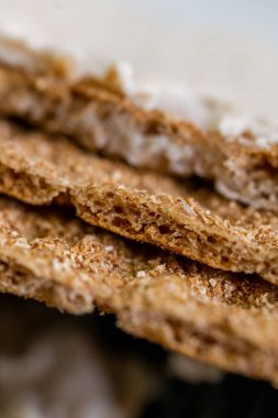 Üç kıtır dilimlenmiş ve ezmeli, yakın plan. Sağlıklı diyet yemekleri