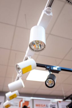 Beyaz fener bir fiyat etiketi ile yaklaş.