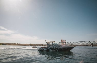 Almaty Kazakistan 25.05.2020 kızlar mavi denizde bir yatta dinleniyor..