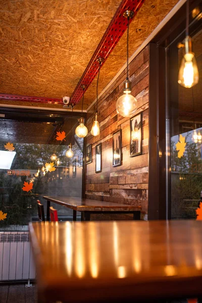 Lokantanın içinde sıcak ışık saçan ampuller..