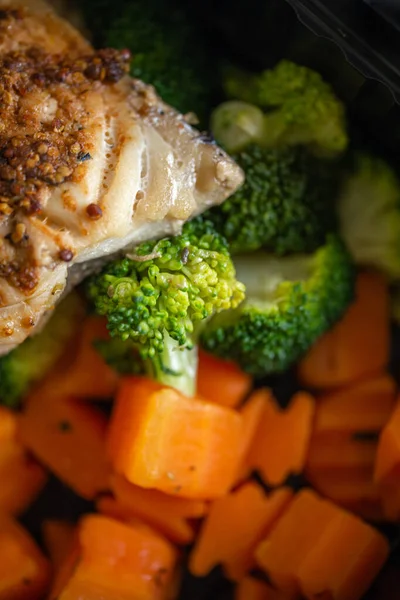 Sebzeli buğulanmış tavuk göğsü. Havuç, brokoli ve yakın plan tavuk. sağlıklı yiyecekler.