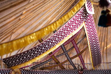 Yurttaki ulusal Kazak dekoratif unsurları.