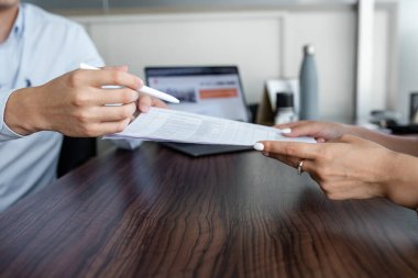 iş belgelerinin müzakere masasında aktarılması.