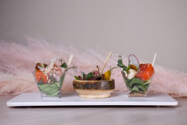 Beyaz bir tabakta farklı bruschetta çeşitleri..