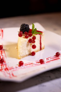 Yaban mersinli yumuşak tiramisu keki..