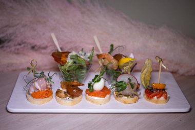 Farklı aromalı bruschetta. Etkinlikte yemek servisi..