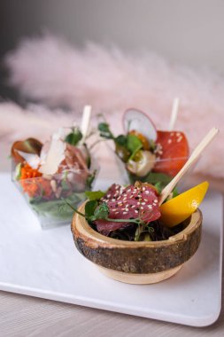 Beyaz bir tabakta farklı hislerle bezenmiş