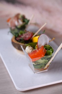 Beyaz bir tabakta farklı bruschetta çeşitleri..