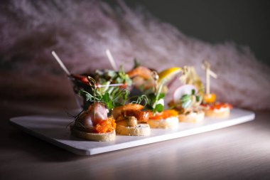 Farklı aromalı bruschetta. Etkinlikte yemek servisi..