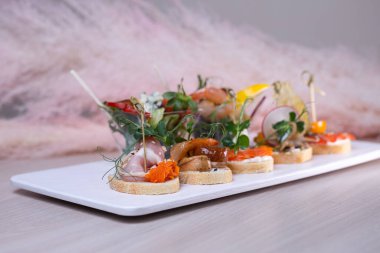 Farklı aromalı bruschetta. Etkinlikte yemek servisi..