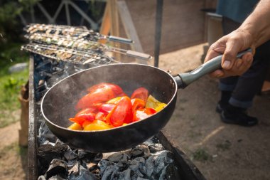 Kızartma tavasında biber pişiriyorum..