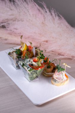 Beyaz bir tabakta farklı bruschetta çeşitleri..