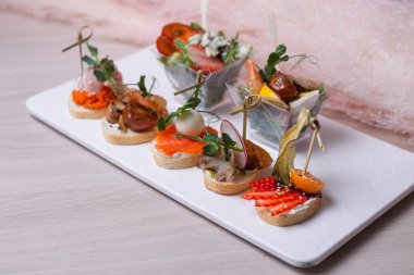 Beyaz bir tabakta farklı hislerle bezenmiş