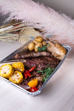 Çeşitli et yemekleri. Biftek, tavuk ve ev yapımı sosis.