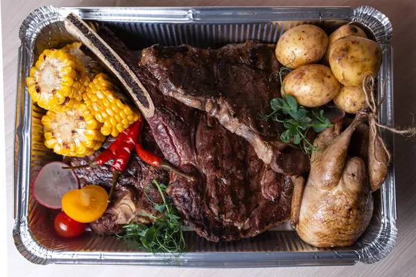 Teslimat için et yemekleri. Biftek, sosis ve tavuklu üst manzara..